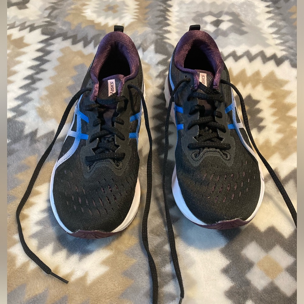 ASICS NovaBlast ver2 size 9. Great for faster runs